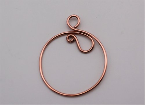 Abby Hook's Jasmine Pendant - Form the bail loop, Contemporary Wire Jewelry, Coiling, Coiling Wire, Wire Coiling, Loops, Wire Loop, Wrapped Wire Loop, sit the loop atop the circle